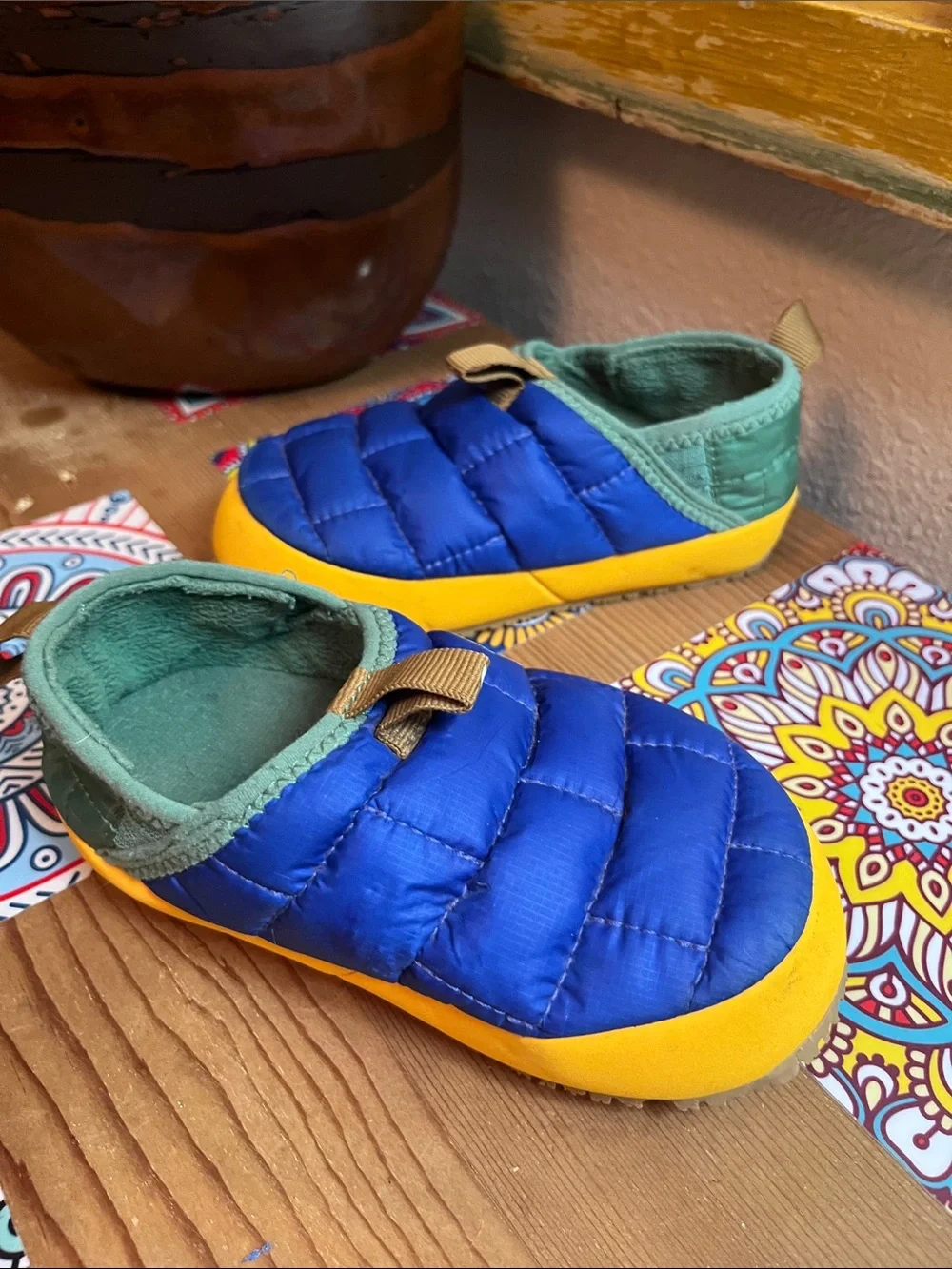 The North Face Kids Blue Quilted Slip-On Slippers with Yellow Sole Sz 10